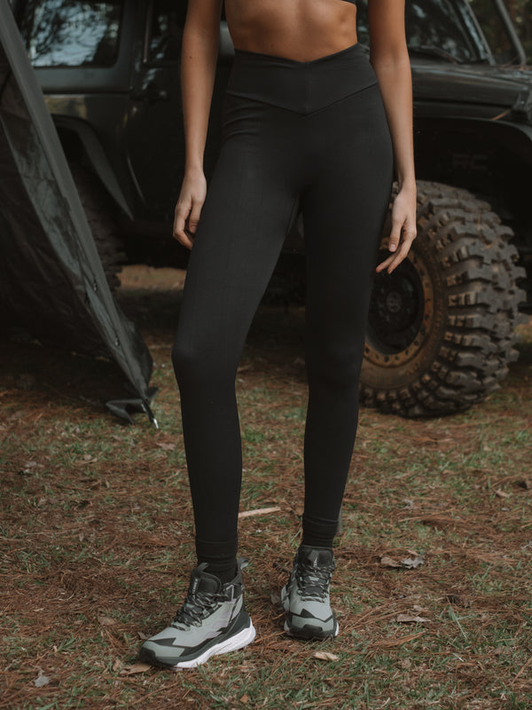 Leggings deportivos color negro, tejido liso y pretina doble en "V"