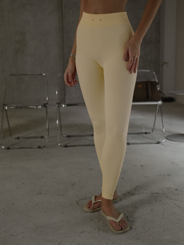 WIRED LINES SEAMLESS LEGGINGS - YELLOW UNDERTONE