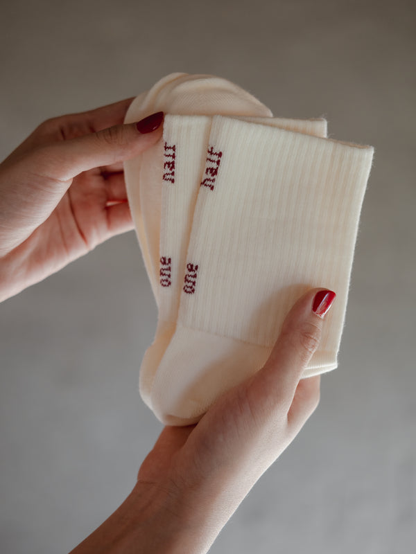 OUTLINE RIB SOCKS - CREAMY & RED