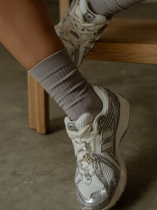 Detalle de medias color gris largas deportivas.