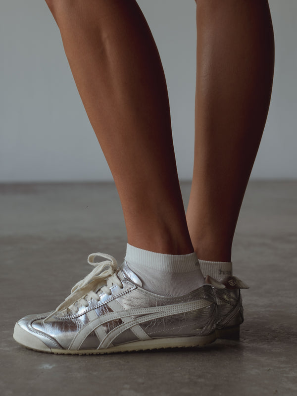 Vista lateral medias blancas tobilleras.