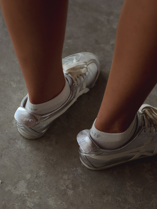 Vista superior medias blancas tobilleras.