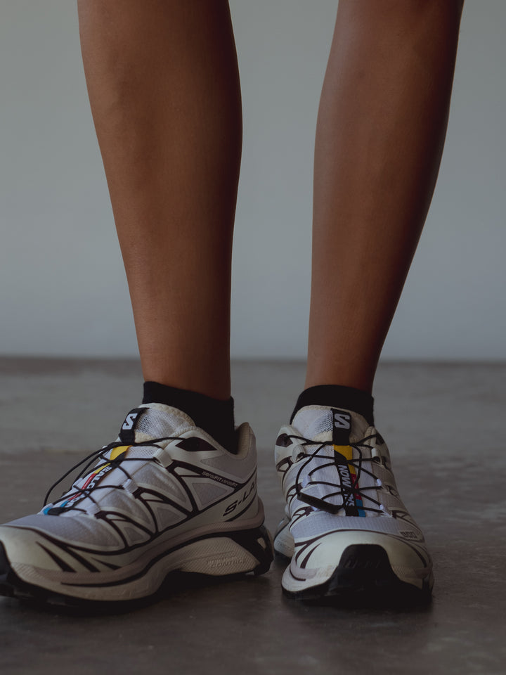 Vista frontal medias tobilleras negras.