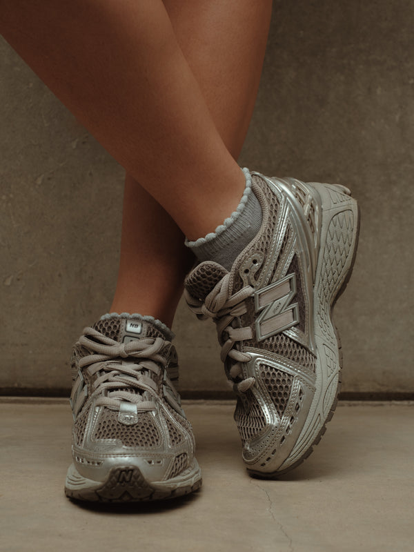 Modelo usando medias tobilleras grises con borde brillante y tenis