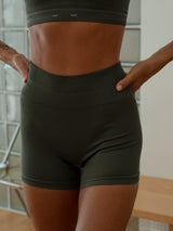 FORM SEAMLESS MINI SHORT - PESTO
