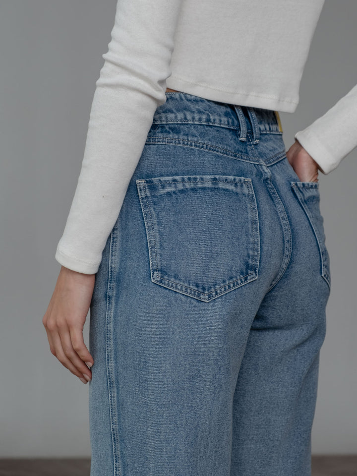 Vista de los bolsillos posteriores del jean azul clásico