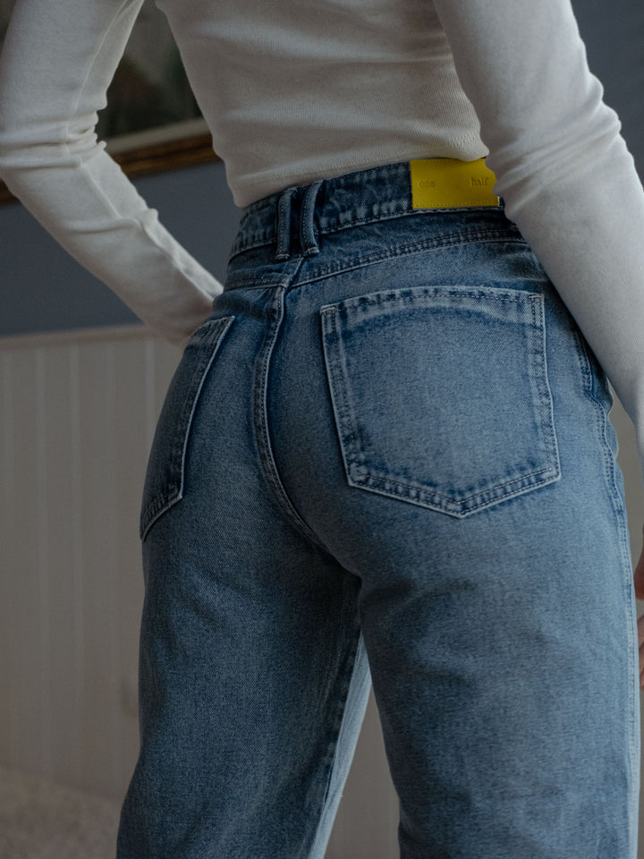 Vista posterior del jean azul clásico 