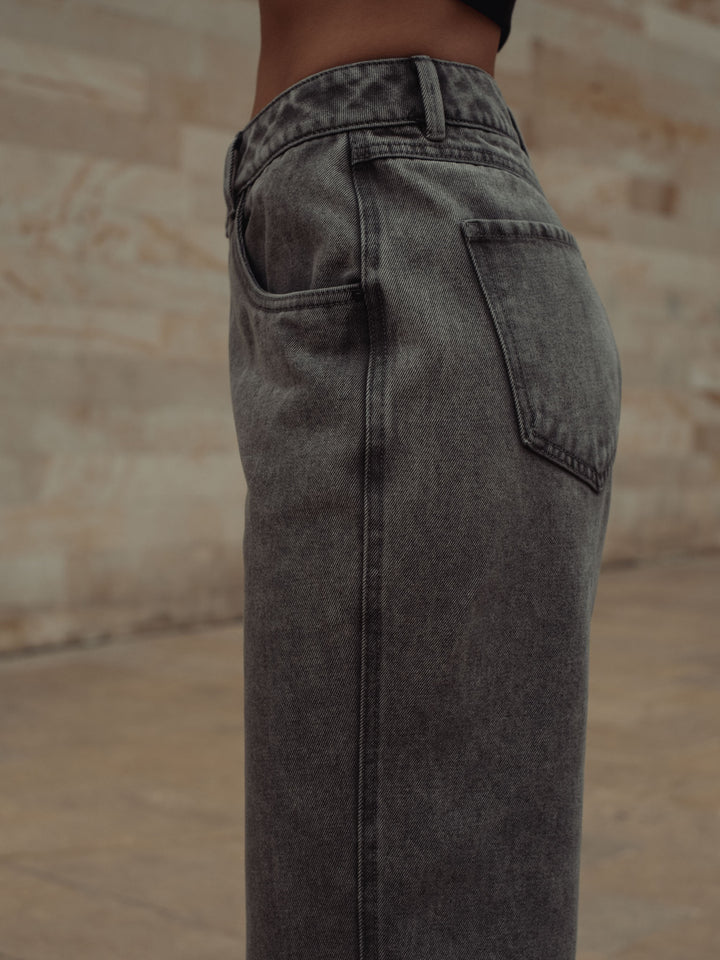 Vista del bolsillo lateral y posterior del jean color gris