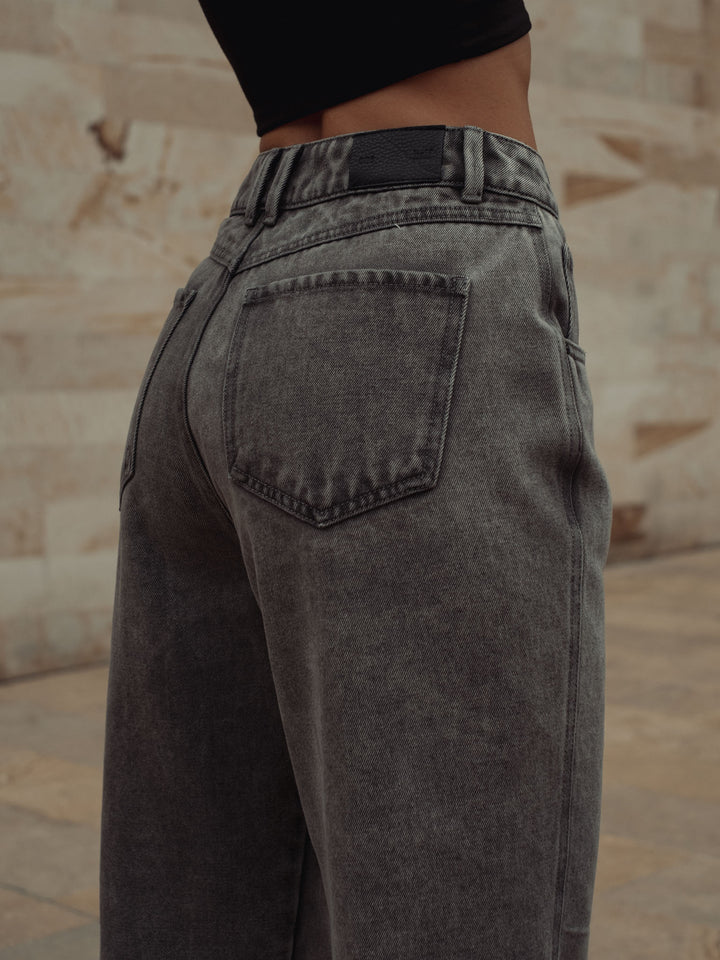 Vista detallada del bolsillo posterior del jean color gris 