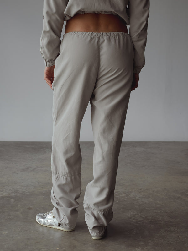 Vista posterior lisa de pantalón gris.