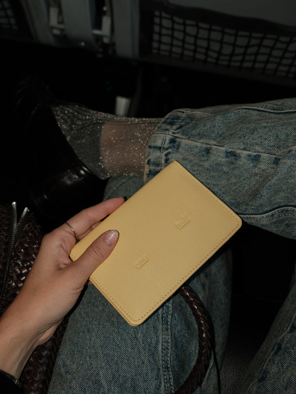 Porta pasaporte amarillo con grabado "One Half" frontal.