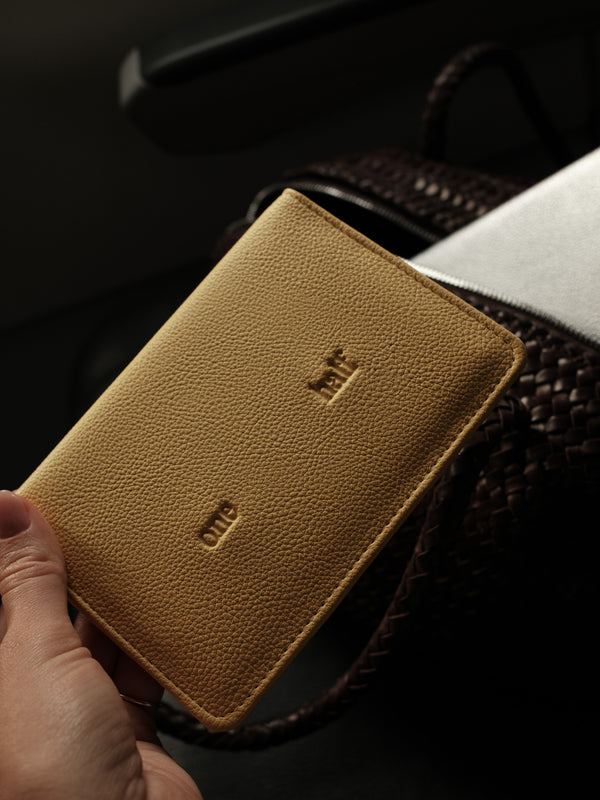 Vista frontal de porta pasaporte amarillo cerrado.