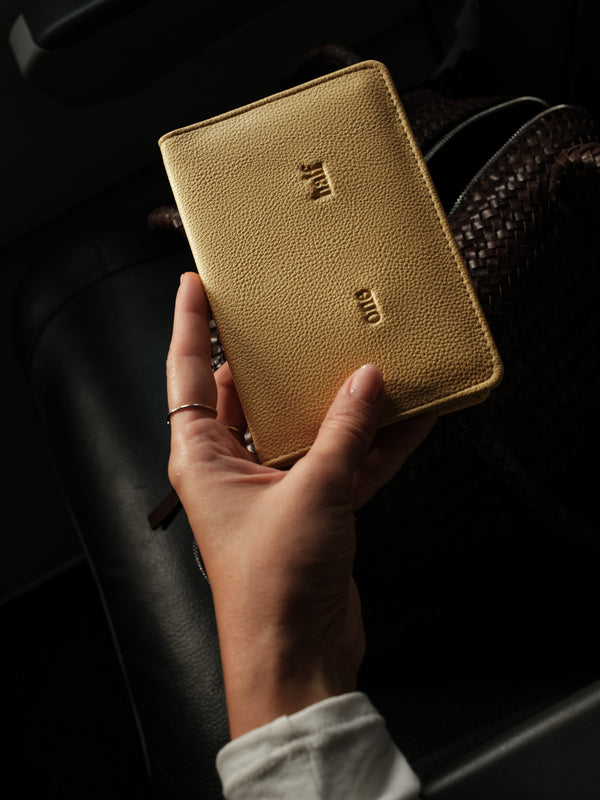 Vista frontal de porta pasaporte amarillo con textura.