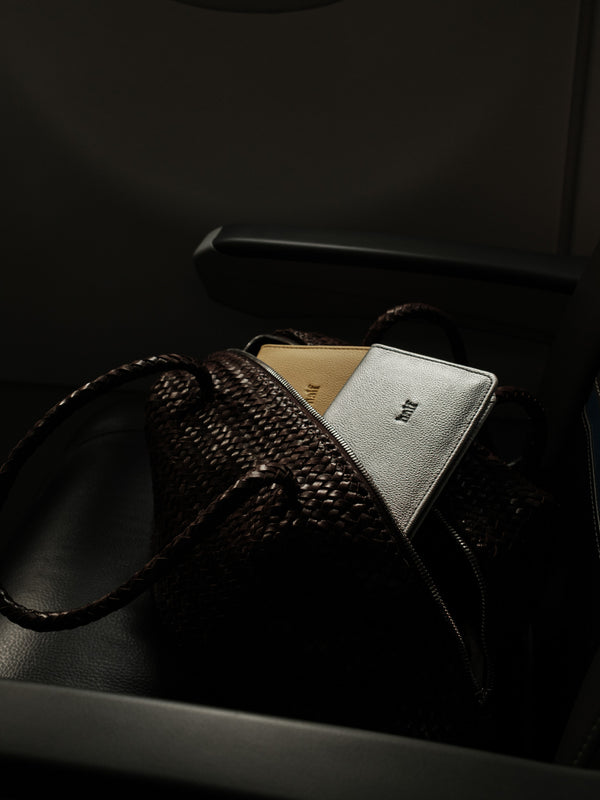 Bolso de mano abierto con dos porta pasaporte dentro.