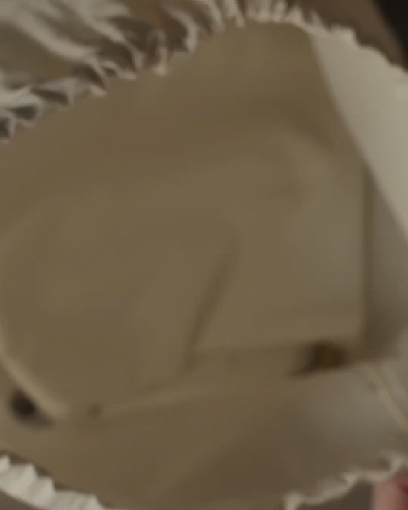 vídeo de bolsa de regalo de tela mostrando como empacar y cerrar. 