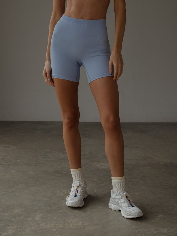 Modelo con short deportivo azul sin costuras pretina alta.