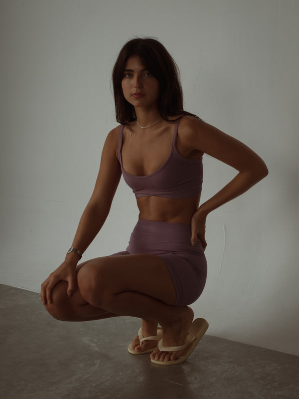 Modelo usando top y short deportivo rosado sin costuras de rápido secado.