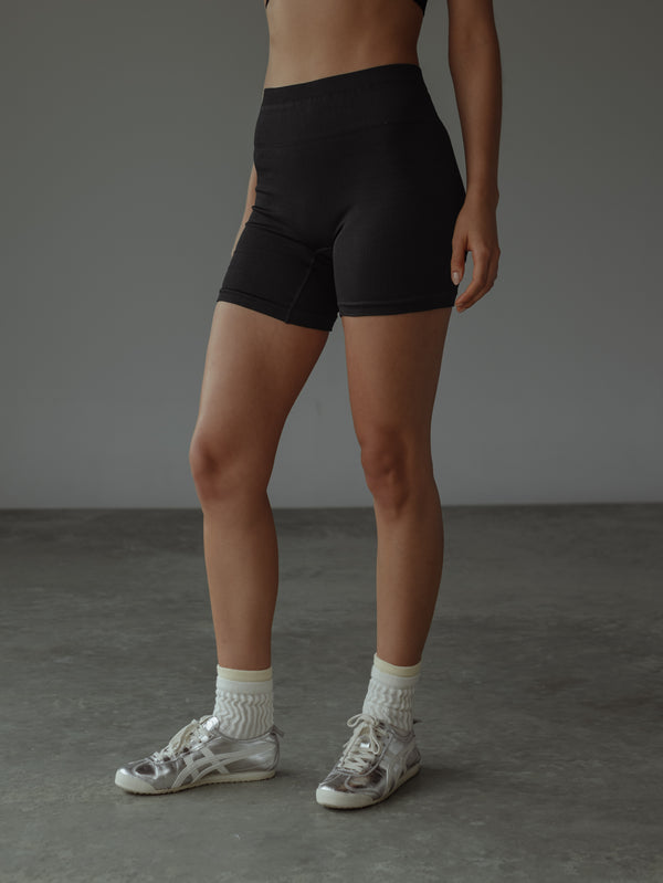 BOLD SEAMLESS SHORT - SHADOW