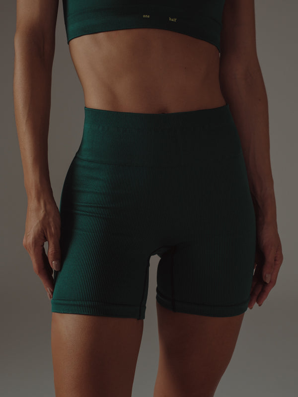 BOLD SEAMLESS SHORT - PINE GREEN