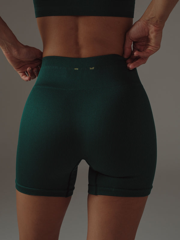 BOLD SEAMLESS SHORT - PINE GREEN