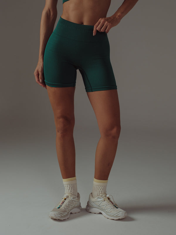 BOLD SEAMLESS SHORT - PINE GREEN