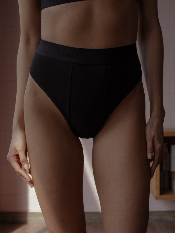 Panty femenino color negro con pretina en elástico del mismo color