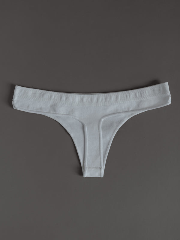 Vista posterior de tanga crudo sin costuras tela suave.