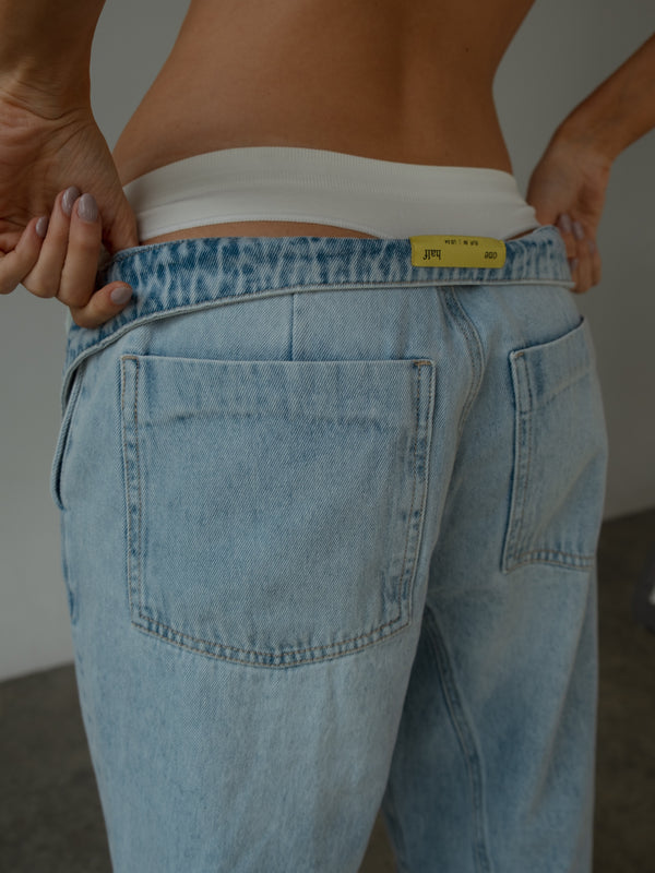 Vista posterior de tanga crudo con jean azul claro.