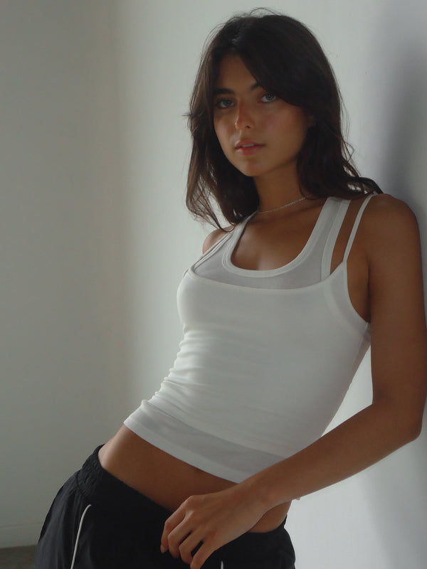 Modelo usando crop top doble de tiras color crema.