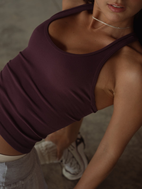 V NECK SEAMLESS TANK TOP - CRANBERRY