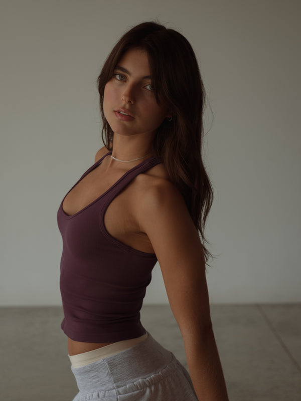 V NECK SEAMLESS TANK TOP - CRANBERRY