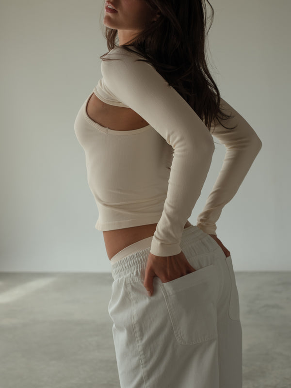 V NECK SEAMLESS TANK TOP - VANILLA