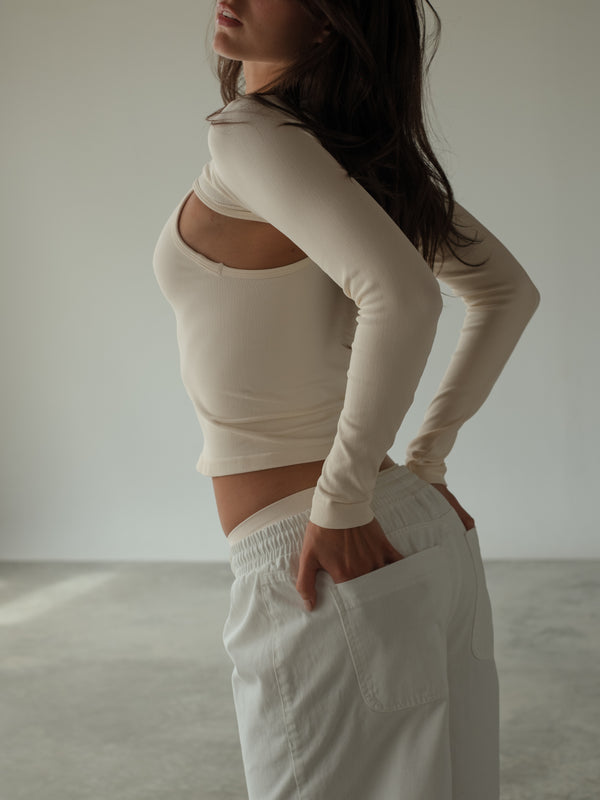 V NECK SEAMLESS TANK TOP - VANILLA