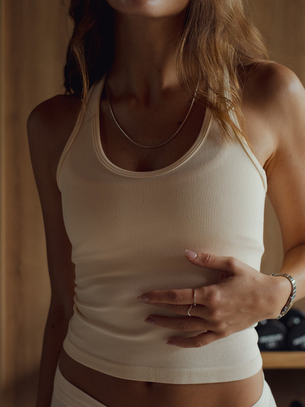 V NECK SEAMLESS TANK TOP - VANILLA
