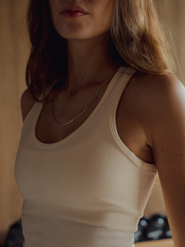 V NECK SEAMLESS TANK TOP - VANILLA