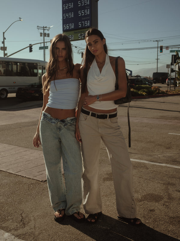 Modelos con crop top crudo con jean crema y top azul con jean clásico. 