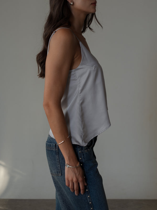 Vista lateral a detalle de top de tiras ajustables satinado plata.