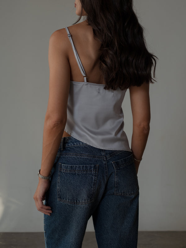 Vista posterior modelo usando top plata satinado de tiras ajustables.