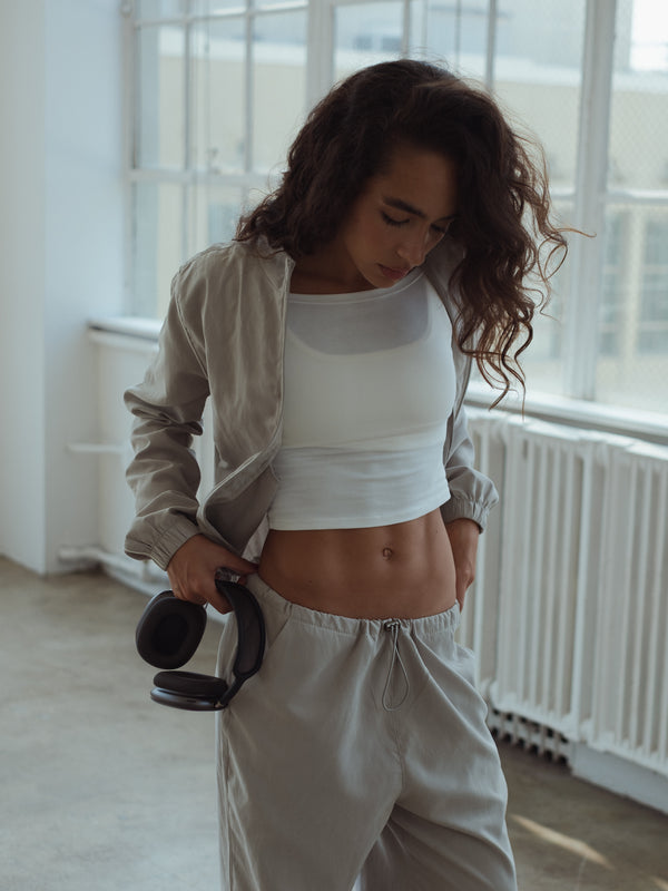 Look relajado set de chaqueta y pantalón gris con top color crudo.