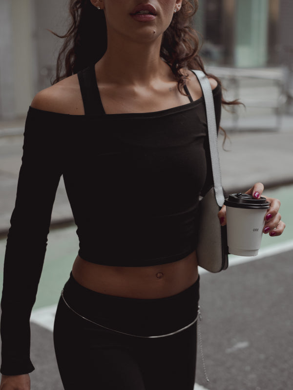 Vista frontal a detalle top cuello bandeja negro  básico.