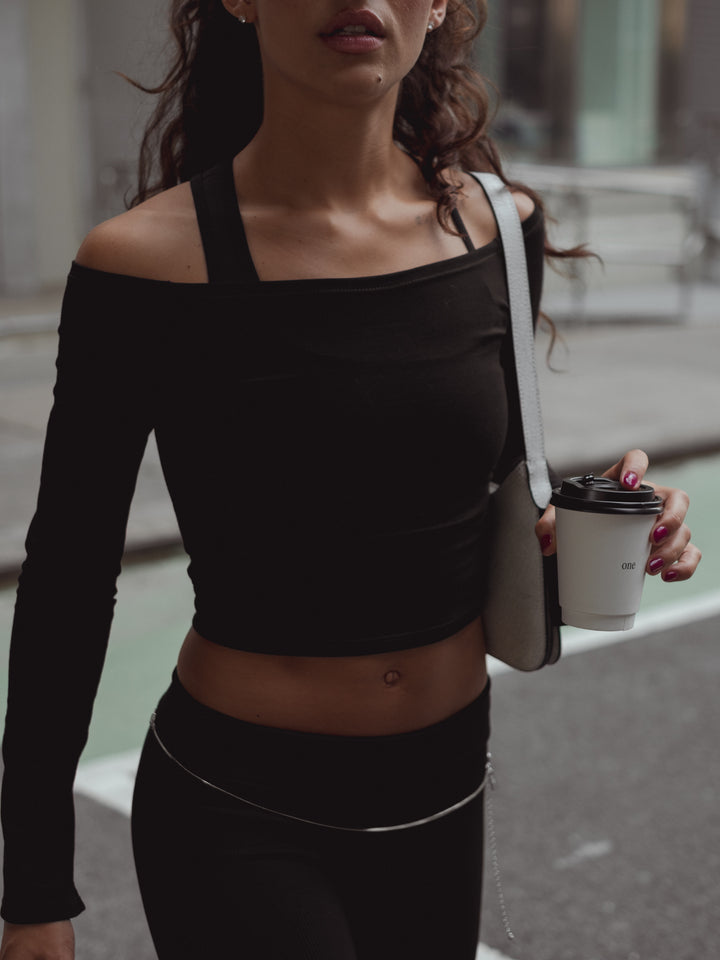 Vista frontal a detalle top cuello bandeja negro  básico.