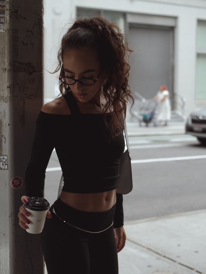 Top negro cuello bandeja manga larga con top interno negro.