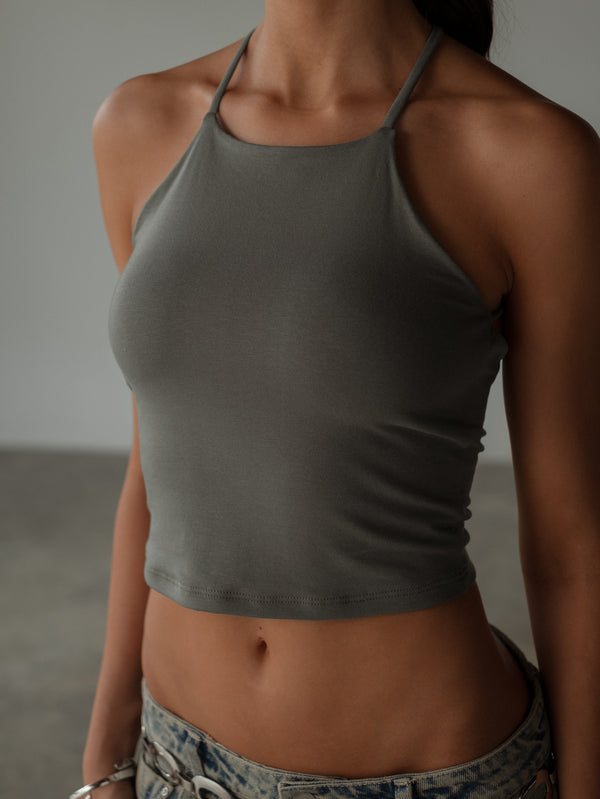 Vista frontal crop top halter gris de tiras doble tela ajustado.
