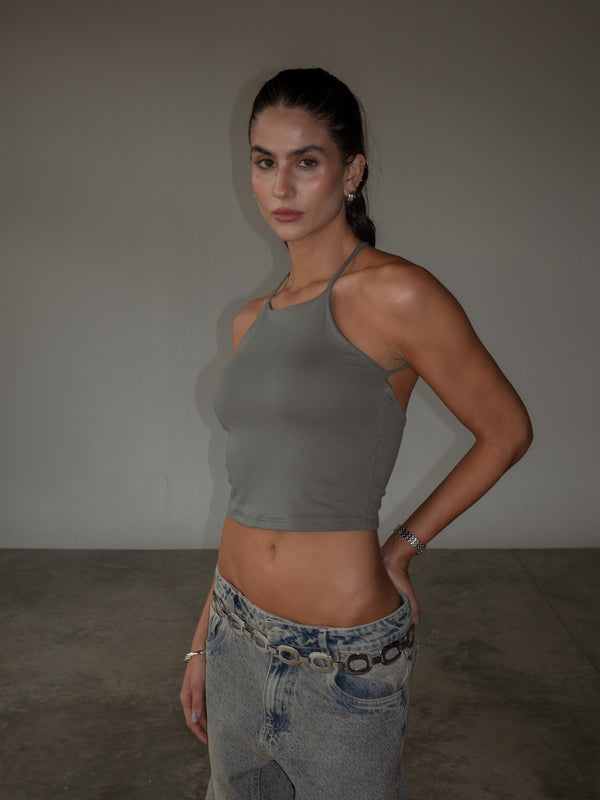 Modelo usando jean vintage con crop top gris halter de tiras doble tela.