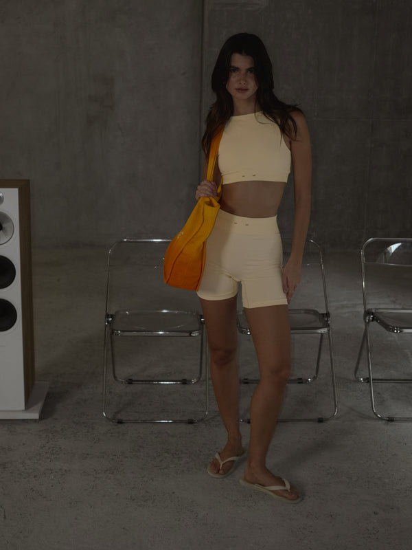 CLEAN LINES SEAMLESS TOP - YELLOW UNDERTONE