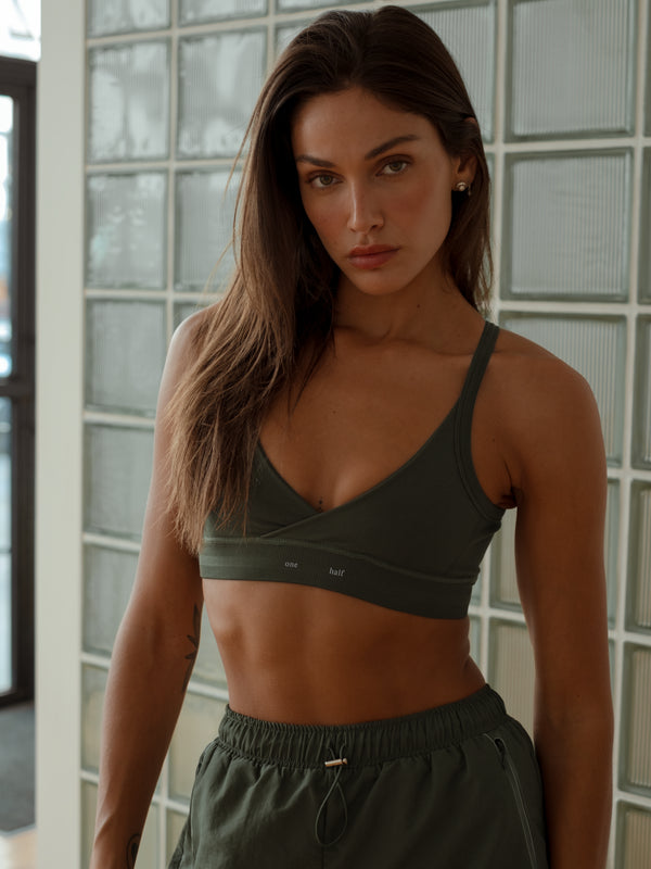 V-FORM SEAMLESS TOP - PESTO