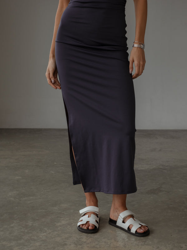 Vista frontal de falda de vestido púrpura ajustado.