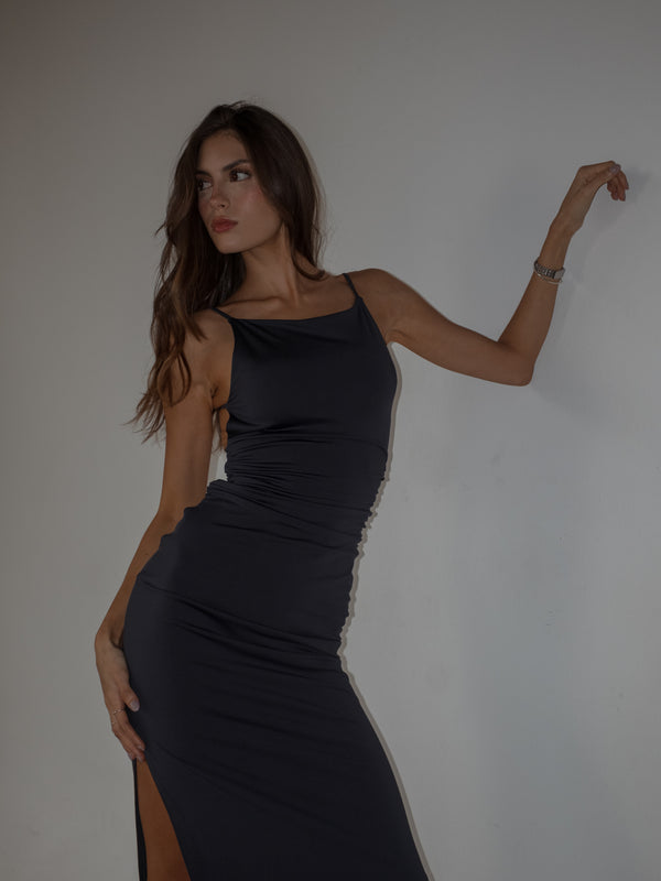 Vestido drapeado púrpura con aberturas laterales ajustado.