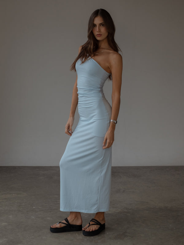 Modelo usando vestido ajustado azul claro de un solo hombro.