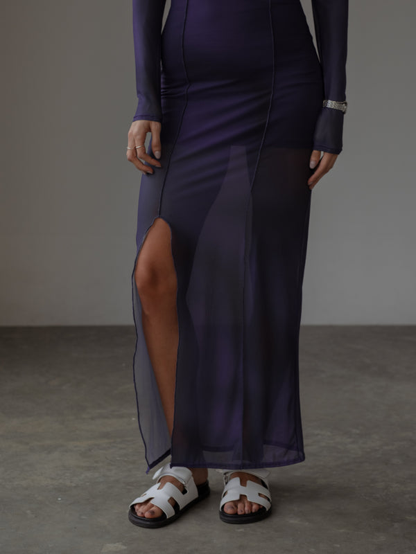 Vista frontal vestido púrpura en mesh con abertura en la falda.